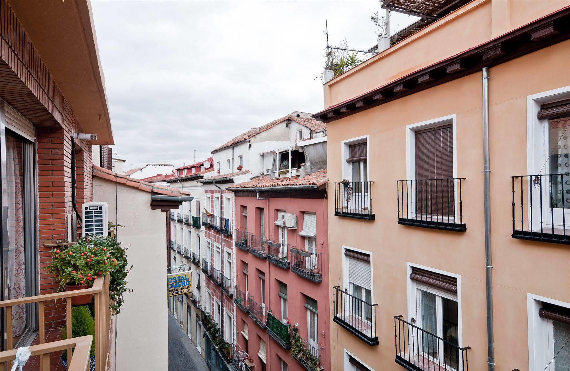 Apartamentos Aqui Me Quedo Madrid Exterior photo