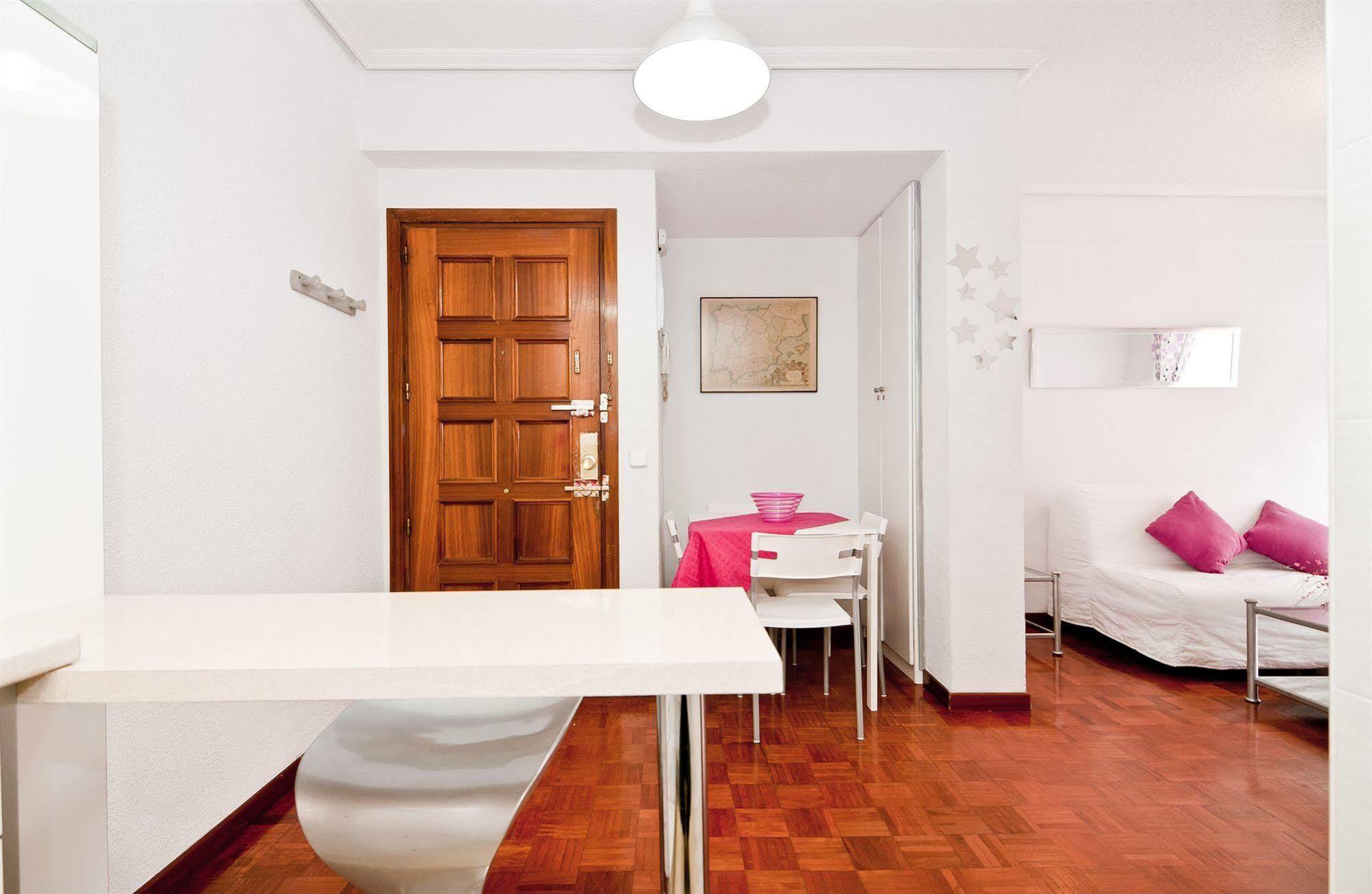 Apartamentos Aqui Me Quedo Madrid Exterior photo