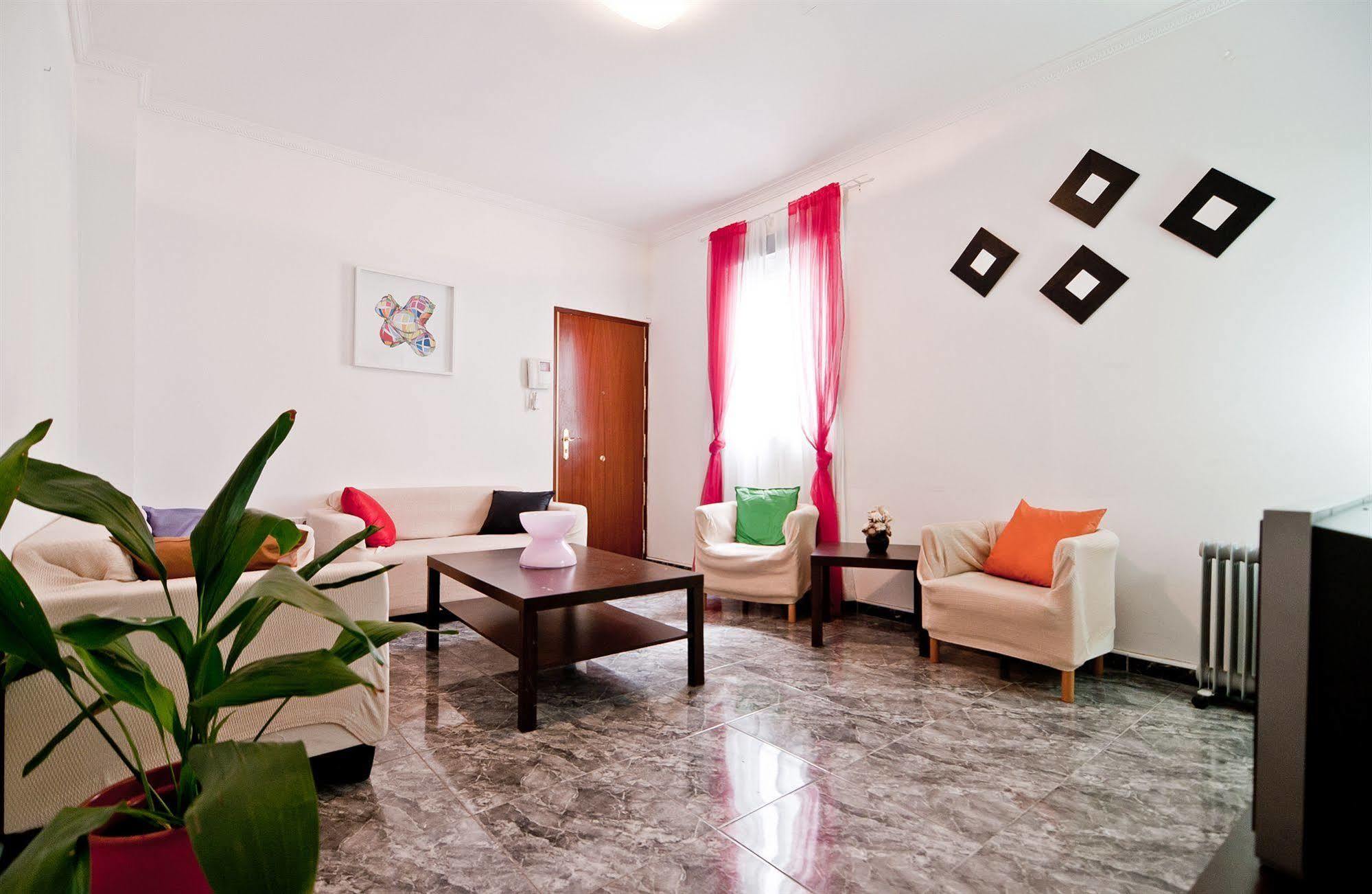 Apartamentos Aqui Me Quedo Madrid Exterior photo