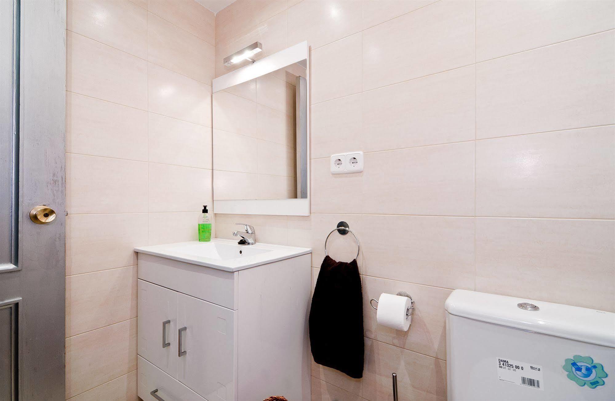 Apartamentos Aqui Me Quedo Madrid Exterior photo